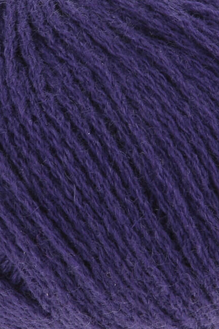 Close up af Cashmere premium fra lang yarns i farven dyb lilla