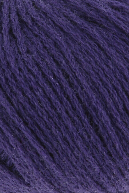 Close up af Cashmere premium fra lang yarns i farven dyb lilla