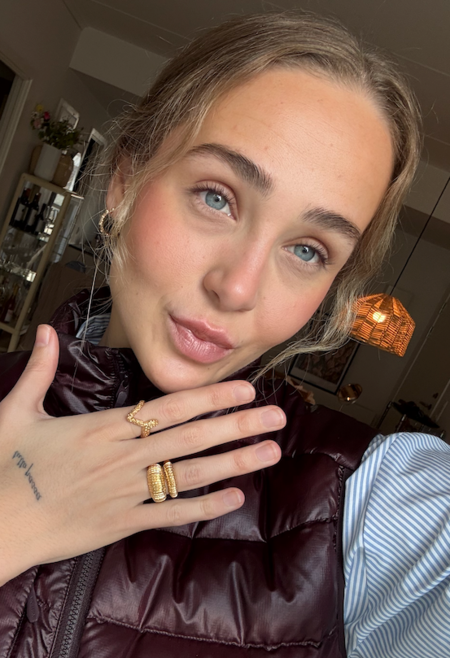 Inge iført Wild Cliff ring udført i 925 ren sterlingsølv belagt med 18 karat forgyldning.