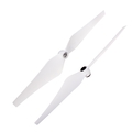 Et par hvide dronepropeller lagt på en hvid baggrund, placeret diagonalt med den ene på toppen og den anden lidt under. De har to klinger hver med et centralt nav til fastgørelse.