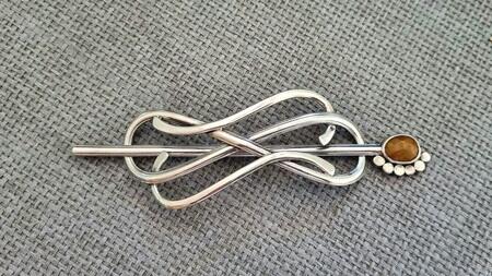 Håndsmedet klassisk hårspænde med gul safir