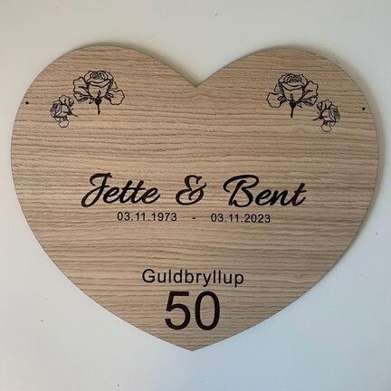 Personligt guldbryllup æresport hjerte i træ – Design 08 med roser og tallet 50