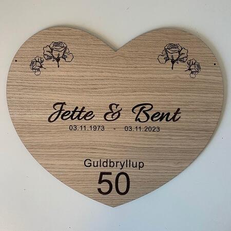 Personligt guldbryllup æresport hjerte i træ – Design 08 med roser og tallet 50