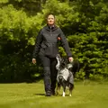 Hund trænes med Non-stop dogwear Dog Ball - Orange hundebold