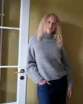 odel iført Vinga strik sweater fra Kit Couture strikkes i deres blow garn lys grå