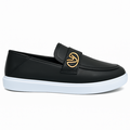 Sort slip-on loafer med gulddetalje og hvid sål