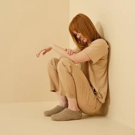 Kvinde iført glerups tøffel i farven sand