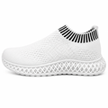 Hvid slip-on sneaker med fleksibel overdel og komfortabel sål på hvid baggrund