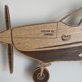 Motordetalje på Piper Archer DX flydekoration i egefiner med indgraverede detaljer