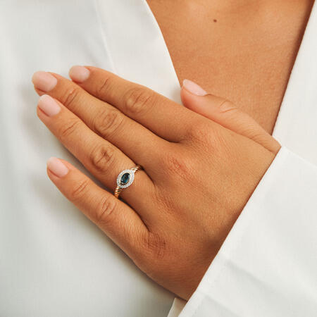 Victorian Secret ring i 14 karat guld på model
