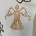 Årsengel 2026 i eg med elegante vinger og guldtråd til ophæng