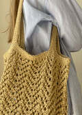 close up af den store taske Sarang Bag fra Aegyoknit strikket i crealino fra Lang Yarns