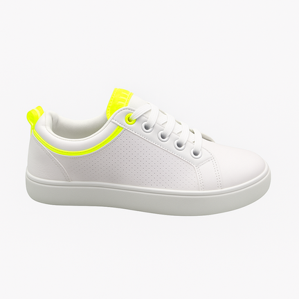Hvid sneaker med neon-gule detaljer og hvid sål