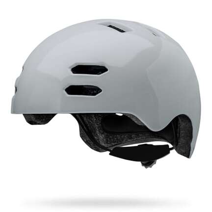 En hvid beskyttelseshjelm med ventilationsåbninger og en sort, justerbar hagerem, set fra siden på en hvid baggrund.