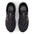 New Balance 411 sneaker i sort og mørkegrå med lys sål, grå logo-detaljer og snørelukning.