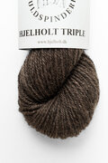 close up af garnnoegle som er hjelholt garn triple farven 45 cacao