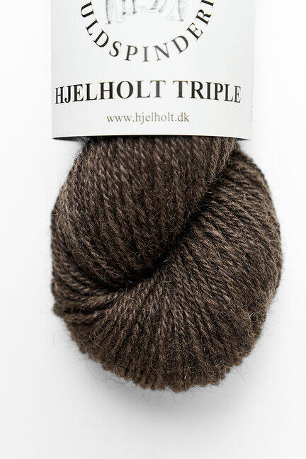 close up af garnnoegle som er hjelholt garn triple farven 45 cacao