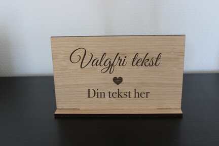 Skilt til festen med valgfri tekst - skilt i træ til bryllup eller konfirmation