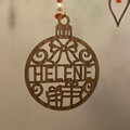 Personlig julekugle med navn og gavemotiv i fineret valnød