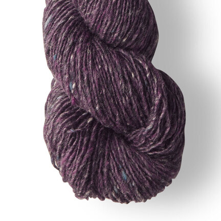 Close up af Isager Tweed i farven  purple