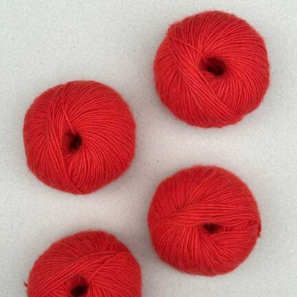 Pascuali Cashmere 6/28 – farven Poppy Red. Økologisk luksusgarn i 100% cashmere uld, klar rød nuance.