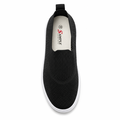 Sort slip-on sneaker med fleksibel overdel og hvid komfortsål på hvid baggrund