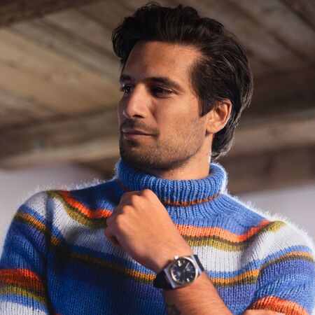 close up af herremodel med strikket ziggy sweateren fra filcolana