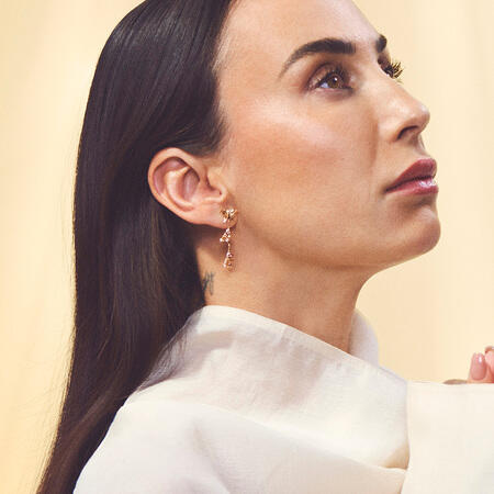 Medina iført MONARCH øreringe i 14 karat guld med 0,024 ct. brillanter W.SI.