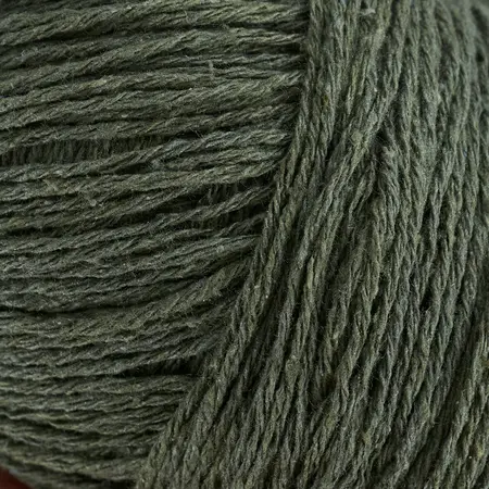 Close up af garnnøgle pure silk fra Knitting for Olive i farven flaskegrøn