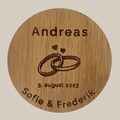 bryllup-bordkort-i-trae-med-navn-dato-ringe-design-07