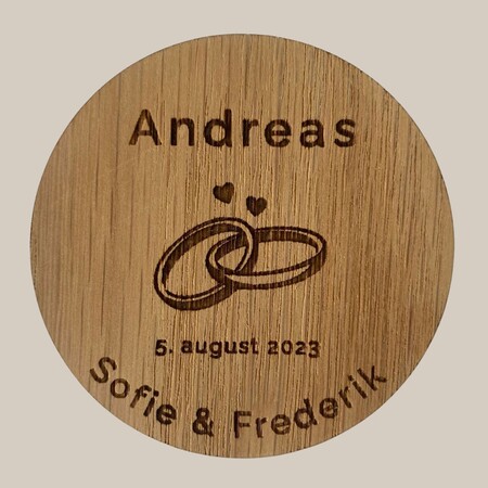 bryllup-bordkort-i-trae-med-navn-dato-ringe-design-07