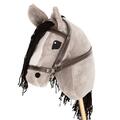 Källquist Equestrian kæphest CC med trense. CC er en smuk grå kæphest med bred hvid blis og sort man og pandelok.