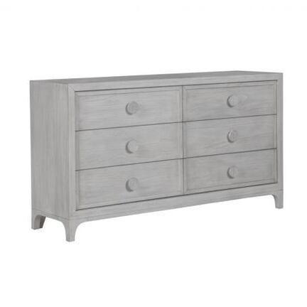 En lysegrå kommode i træ med seks skuffer, arrangeret i to søjler af tre. Hver skuffe har en rund knop i midten. Kommoden har et minimalistisk design med en glat finish og en base med let buede ben.