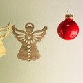 ENGEL-JOPHIELA-julepynt-træ-engle-med-hjerter-varianter-juletræ-valnød
