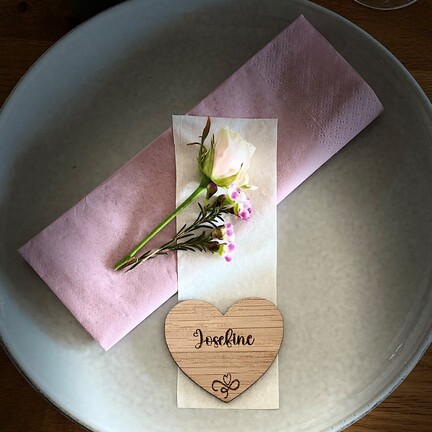 hjerteformet-bordkort-i-egefineret-birk--træ-rustikt-og-elegant-til-bryllupper-og-festligheder