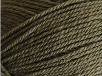 Close up af garnet Pernilla fra filcolana i farve 386 olive noir