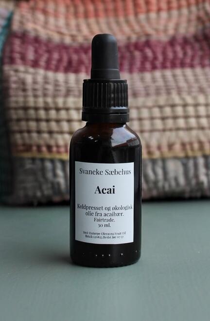 100 % ren, økologisk acai-olie – koldpresset for maksimal styrke. Rig på antioxidanter, mineraler og essentielle fedtsyrer, der beskytter, nærer og giver huden en silkeblød fornemmelse. Dyb grøn farve – naturens eget kvalitetsstempel.