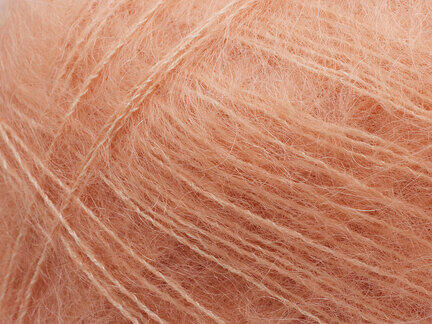 close up af garnoegle tilia fra filcolana i farve 341 winter peach