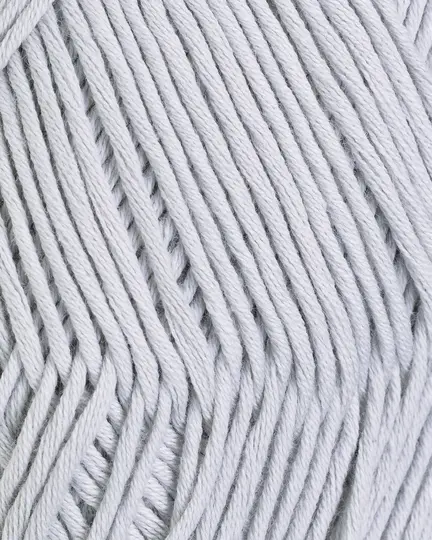 Close up af petunia garn fra rauma i farven lys grå 253