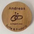 bryllup-bordkort-i-trae-med-navn-dato-ringe-design-07