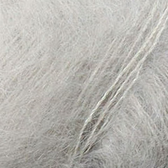 Close up af garnogle isager silk mohair farve 2s lys graa