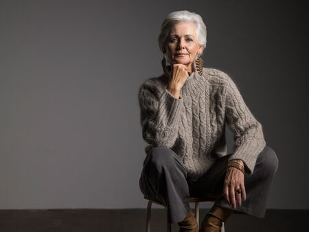 Kvinde iført den strikkede sweater god is a woman fra popknit. Strikket i Mashdale og tilia fra Filcolana