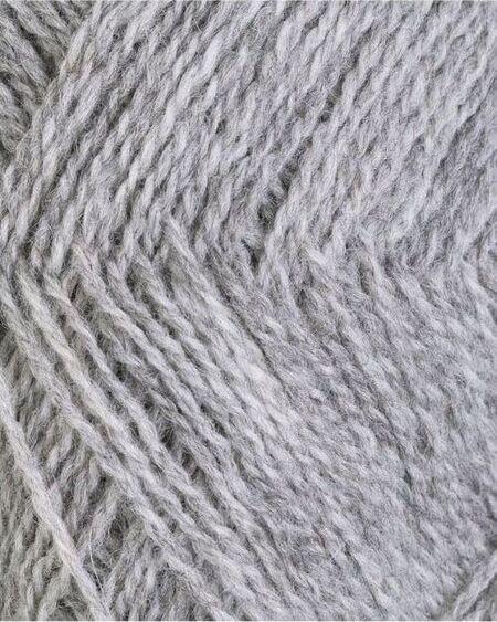 close up af garnet finull fra Rauma i farven graa meleret 404