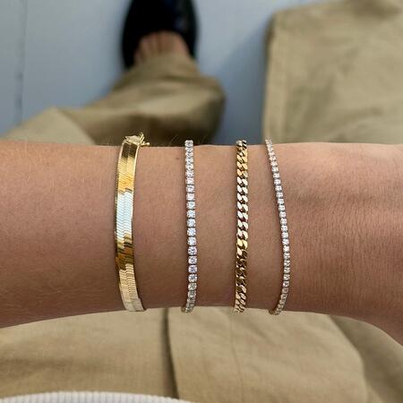 Asta iført Cobra armbånd udført i 925 ren sterlingsølv belagt med 18 karat forgyldning.