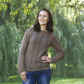 Model iført strikket brun bluse Albertine fra I skovens dybe Strikke ro af Ellen Holm, strikket i Isager garn