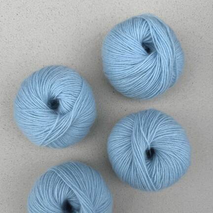 Pascuali Cashmere 6/28 – farven Glacier. Økologisk luksusgarn i 100% cashmere uld, lys isblå nuance