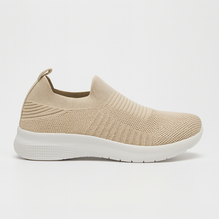 Beige slip-on sneaker i åndbart strik med hvid sål.