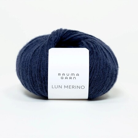 Garnet lun merino fra rauma garn i farven marine