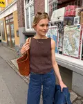 Model iført Bea Top fra Petiteknit, strikket i Trio 2 fra Isager i farven Chestnut