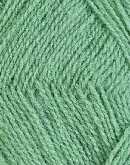 close up af garnet finull fra Rauma i farven jadegroen 4215